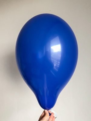 tmave modry balonek s heliem