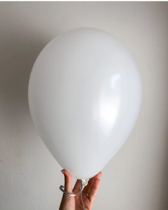 bily latexovy balonek