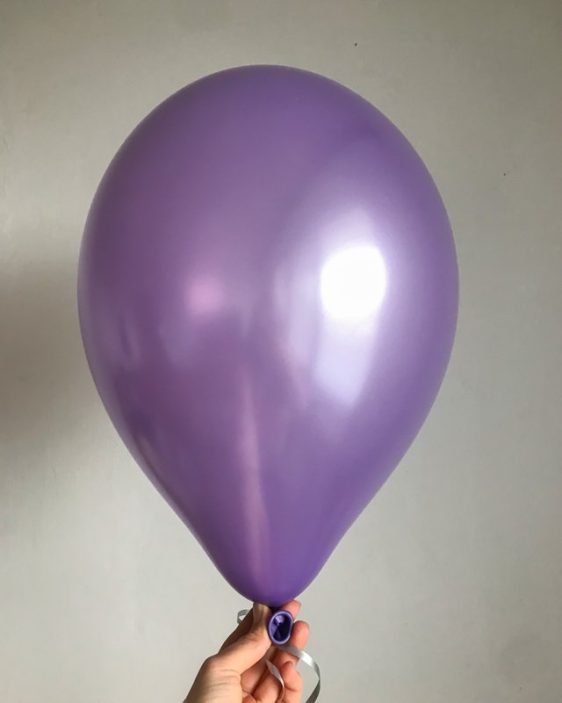 metalicky fialovy balonek