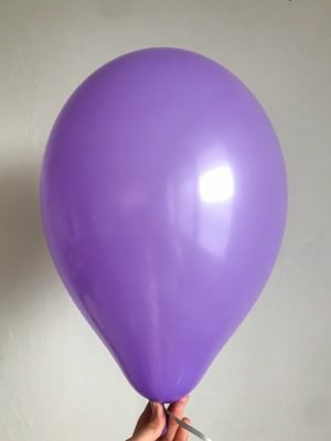 fialovy balonek