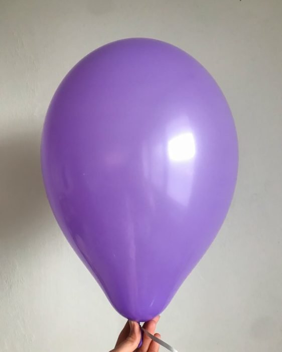 fialovy balonek