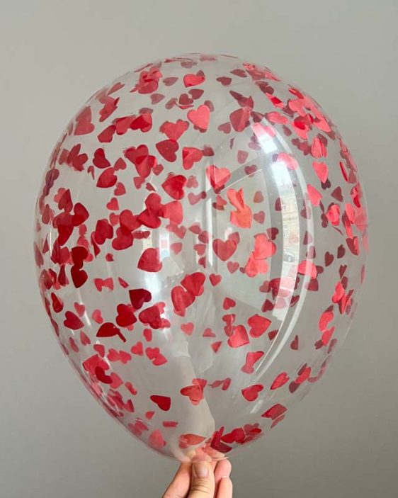 balonek s cervenymi konfetami