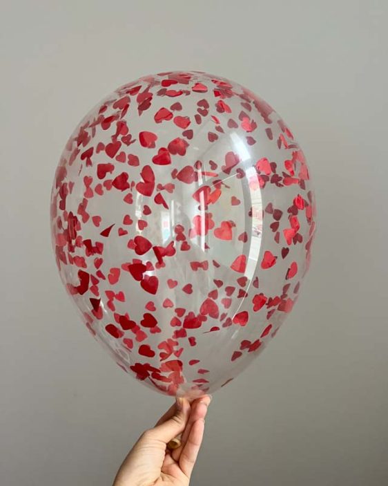 romanticky balonek s konfetami