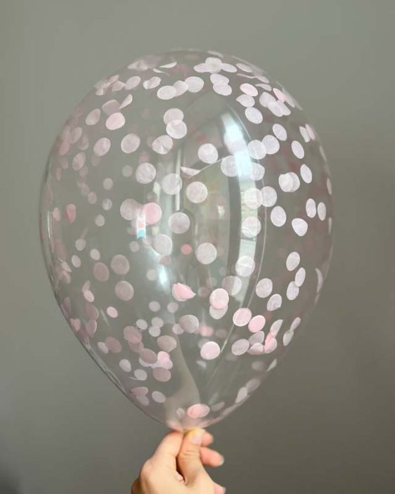 balonek s konfetami v ruzove barve