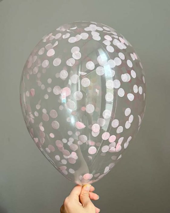 balonek s ruzovymi konfetami