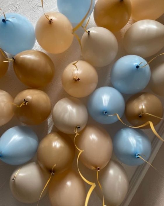 balonky na strop modre a bezove