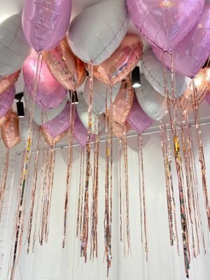 balonky na strop srdicka se stuhami